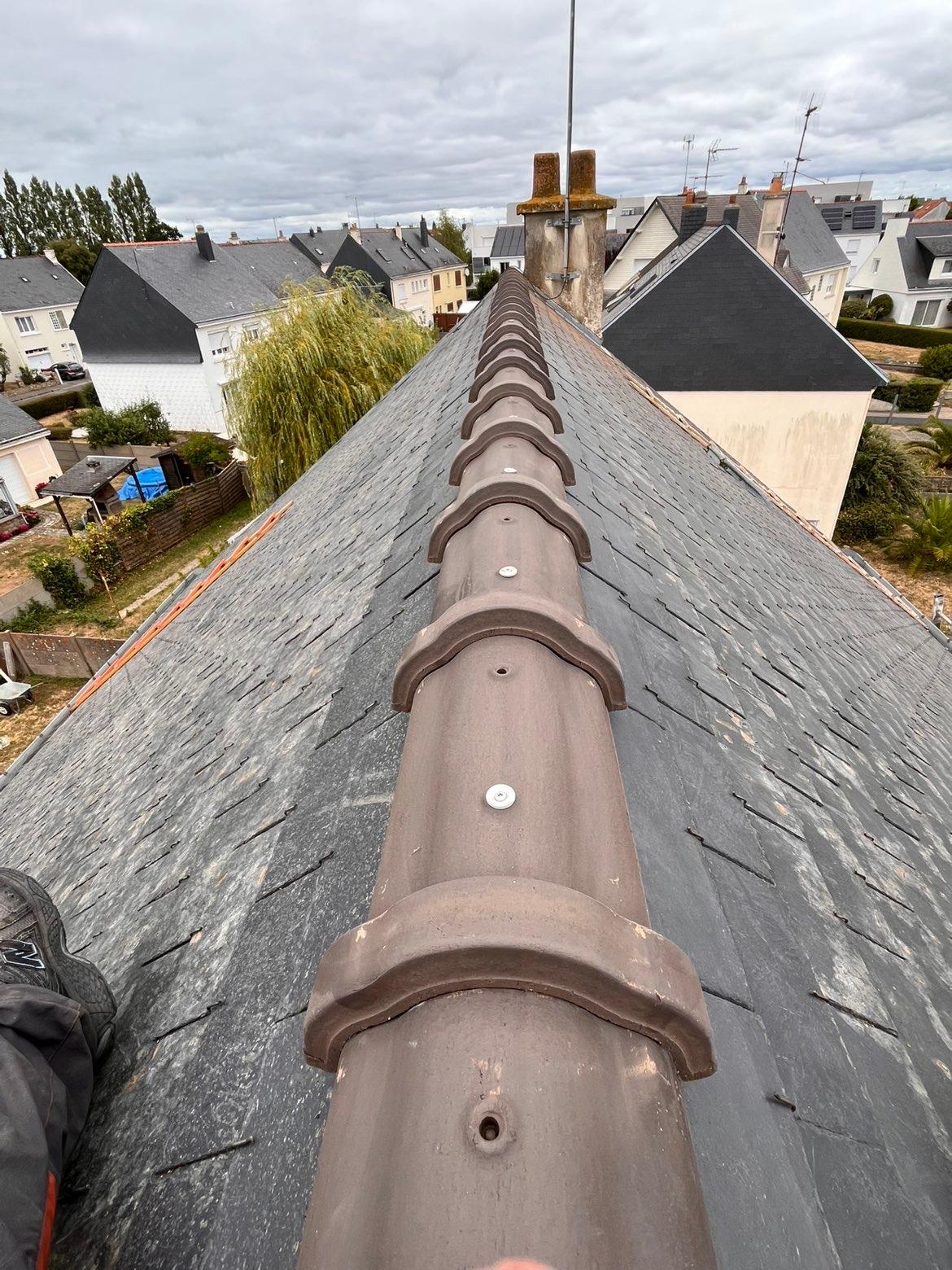 Rénovation de faîtage sur toiture en ardoise