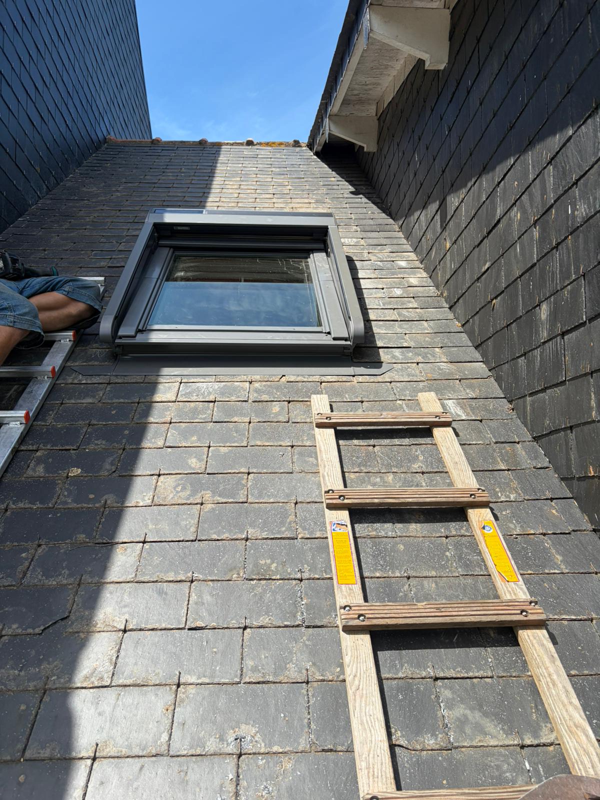 Pose de Velux sur toiture en ardoise